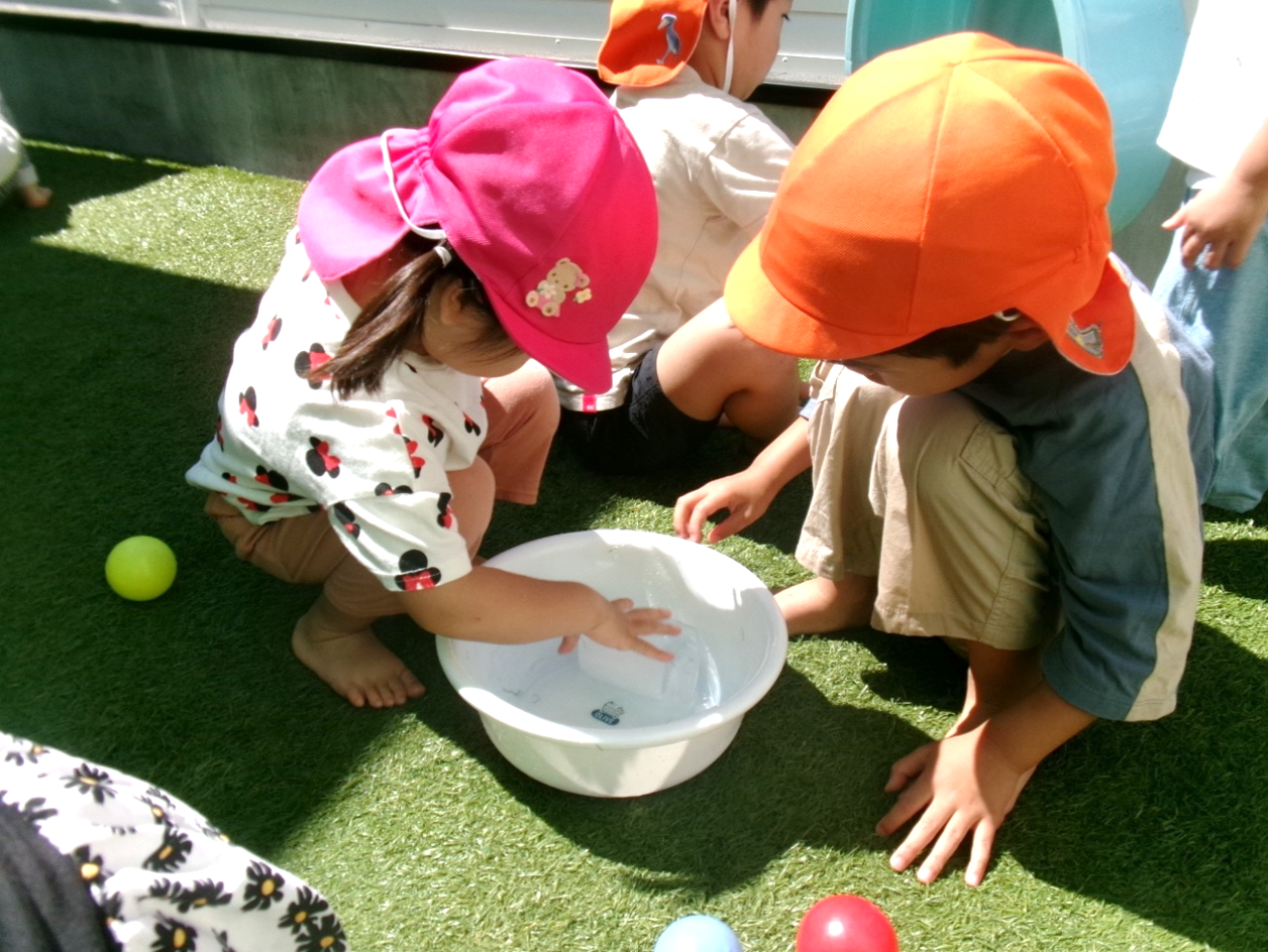 氷が少しずつ溶けていく様子に、興味津々でした☆彡
