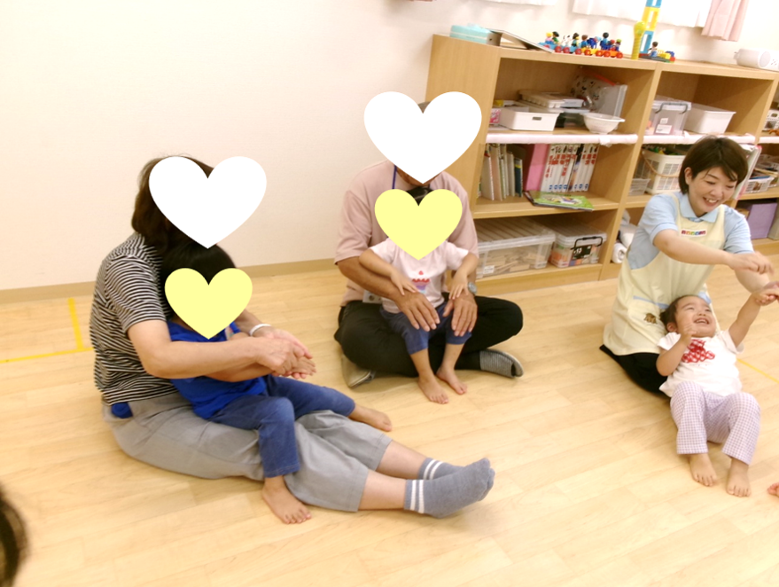「いっぽんばし」「あたまかたひざぽん」の手遊びで、笑顔いっぱい♪