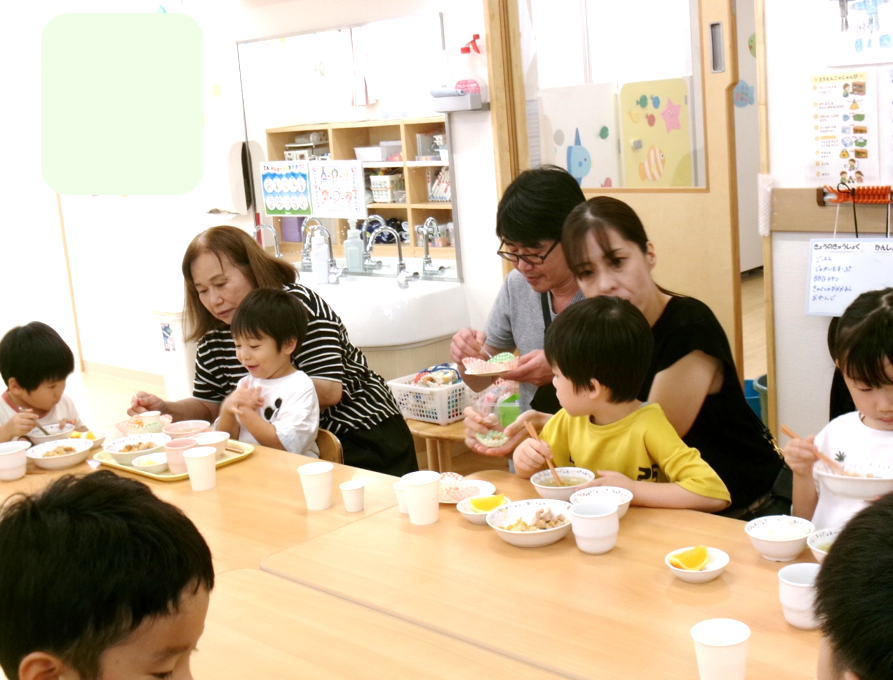 「いつもこんな給食を食べているんだね」と、楽しく試食していただきました(^^♪