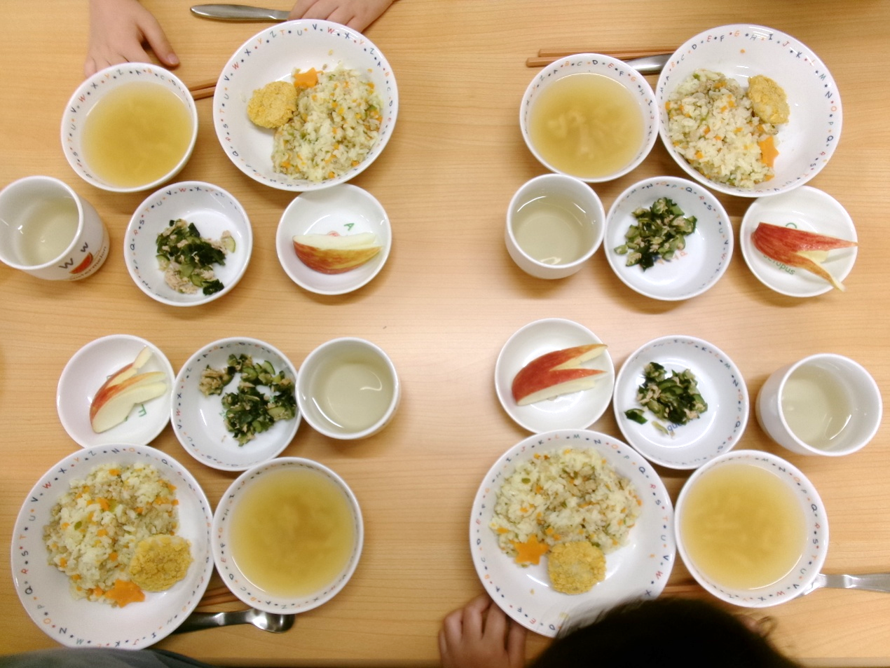 ～今日の献立～カレーピラフ、きゅうりとツナのサラダ、さつまいものお味噌汁、りんご