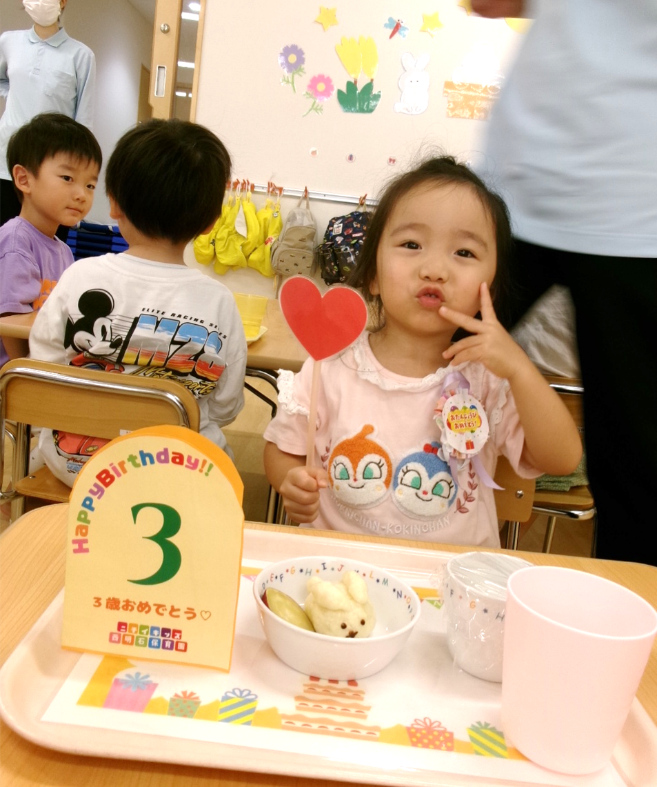 おやつは、うさぎの形のおまんじゅう☆彡
