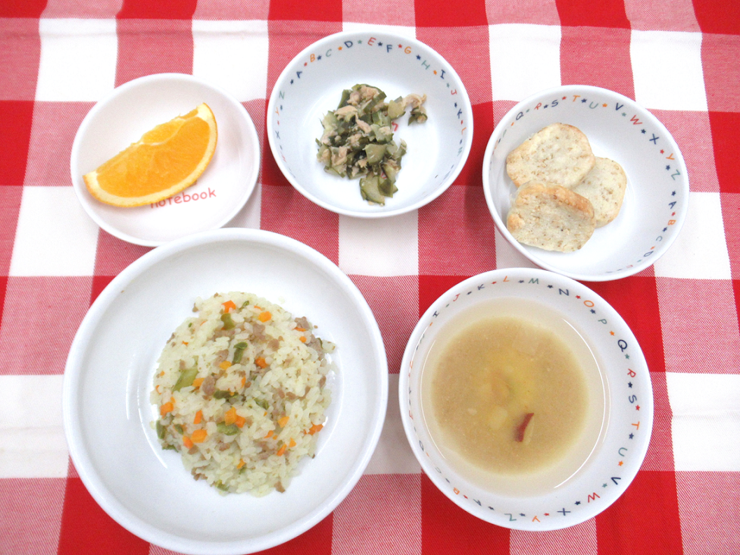 ~今日の献立~カレーピラフ、きゅうりとツナのサラダ、さつまいものお味噌汁、オレンジ セサミクッキー(おやつ)