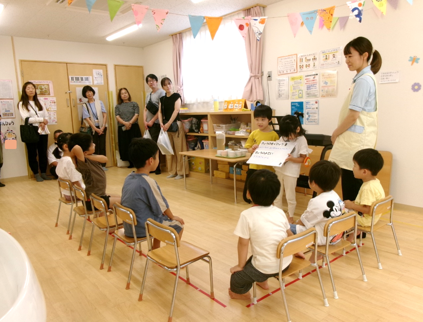 お当番活動も見てもらいました☆彡今日の日にちや天気、目標などを発表します(*^o^*)