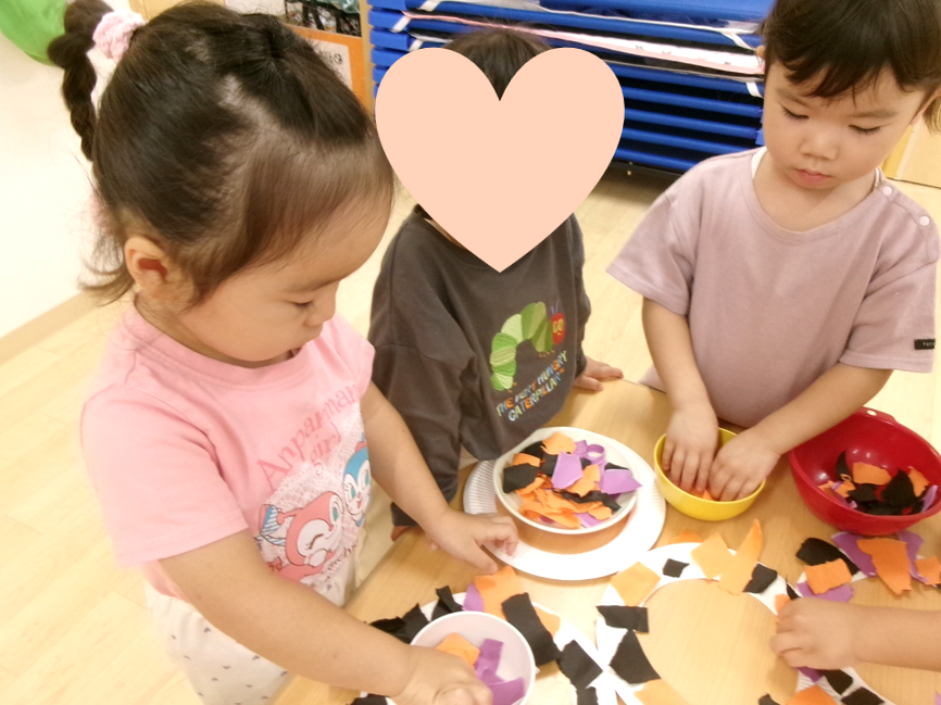 画用紙をちぎるのが「難しい」と言いながらも、最後まで頑張っていました☆彡