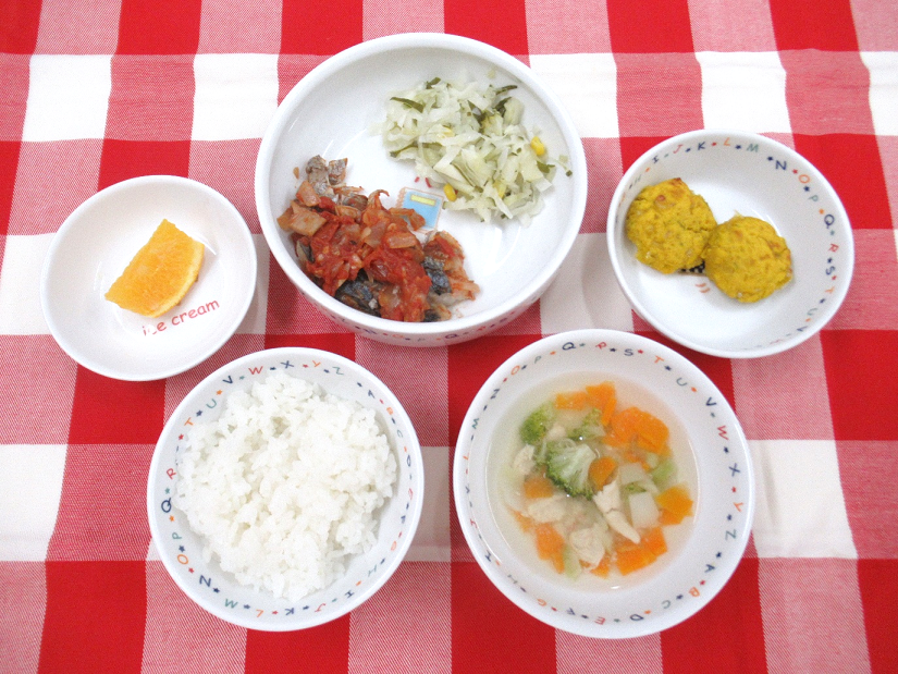 ~今日の献立~ご飯、サワラのトマト煮、キャベツとリンゴのサラダ、ブロッコリーのスープ、オレンジ かぼちゃのおやき(おやつ)