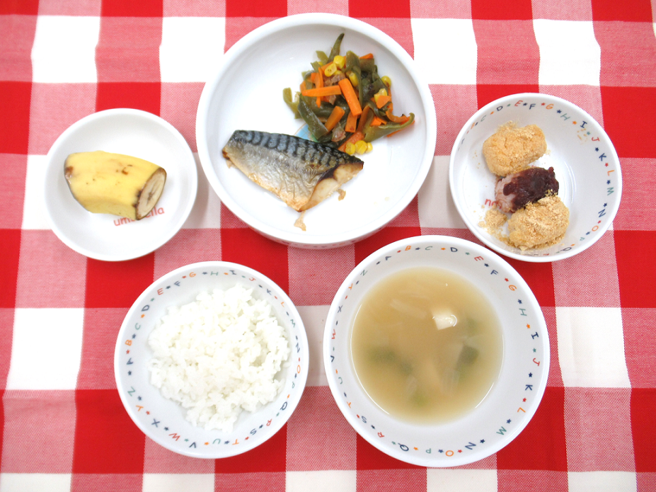～今日の献立～ご飯、サバの生姜焼き、ピーマンのおかか炒め、里芋のお味噌汁、バナナ　　2色おはぎ（おやつ）
