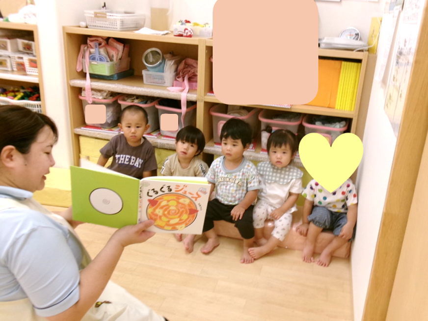 ほっと一息、絵本の読み聞かせの時間ෆ´・ᴗ・`ෆ お友達と肩を並べて一つの絵本に集中しています◎