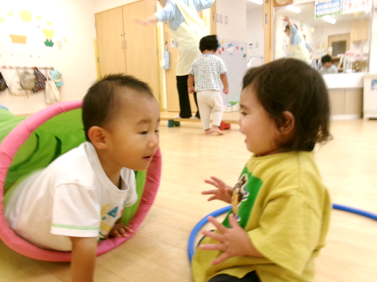 トンネルから、ばぁ!と顔を見合わせて、にっこり笑顔のあひる組さんです♡