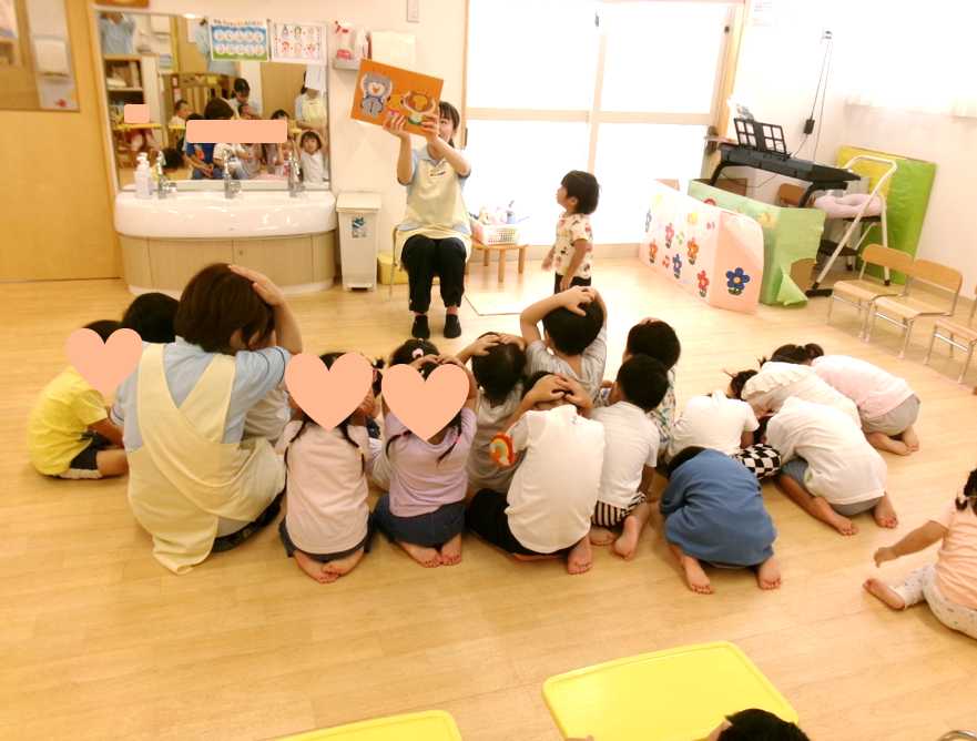 地震の避難訓練では、頭を守ること、おはしのお約束などをおさらいしました◎