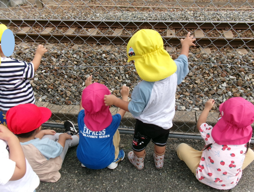 電車が来ると、保育者に嬉しそうに教えてくれるあひる組さんです^^♡