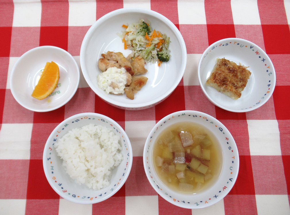☆今日の献立☆ご飯、チキン南蛮、しらすのサラダ、さつまいものおみそ汁、オレンジ　　お好み焼き（おやつ）