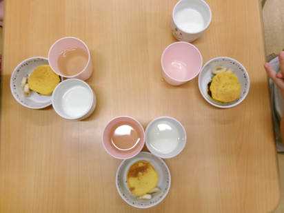 おやつは、かぼちゃと小豆のどら焼きでした୨୧ *。