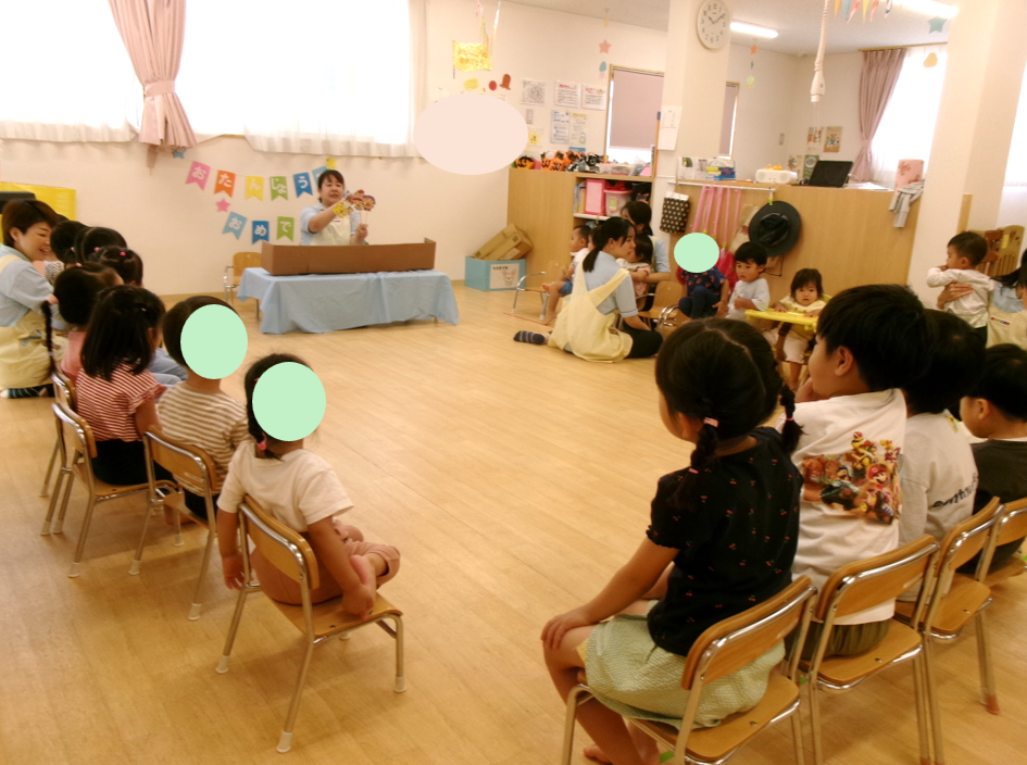 今月のお楽しみは、『大きなカブ』のペープサート☆彡うんとこしょ!どっこいしょ~!!と言いながらみんなで楽しみました(*≧∀≦*)
