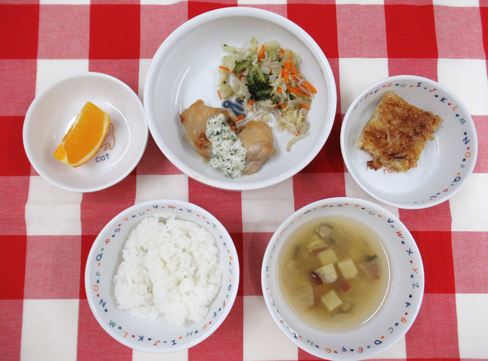 ～今日の献立～ご飯、チキン南蛮、しらすのサラダ、さつまいものお味噌汁、オレンジ　　（おやつ）お好み焼き