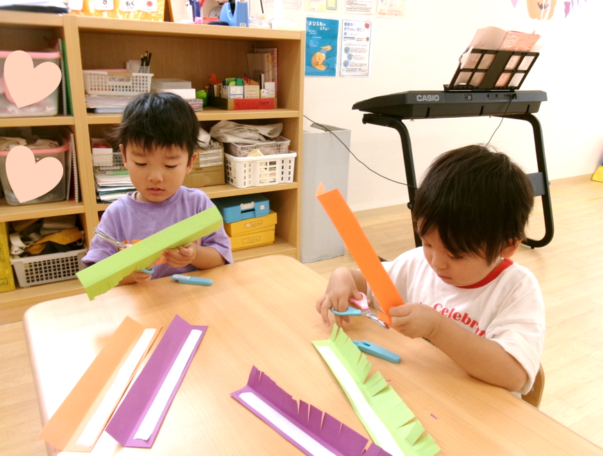 お部屋では、ハロウィンバッグの製作を楽しみました(・◡︎‹ )**