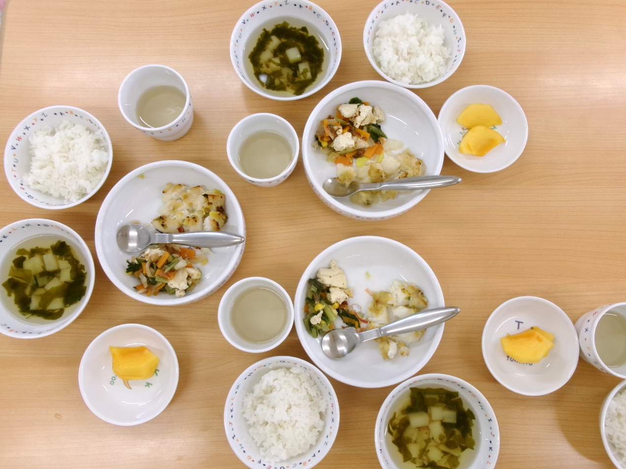 ～今日の献立～ご飯、カレイのきのこ味噌焼き、小松菜とうふチャンプル、じゃがいものすまし汁、柿♡ˎˊ˗