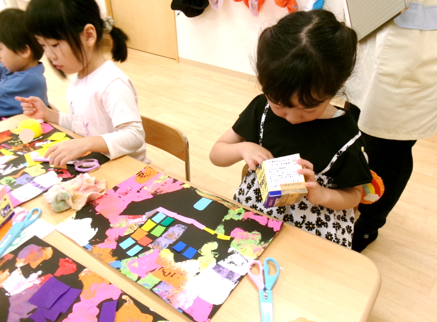 幼児クラスのお友だちは、好きな折り紙を選んでハサミで切ったり、糊を付けて貼ったりするのを楽しみました♪