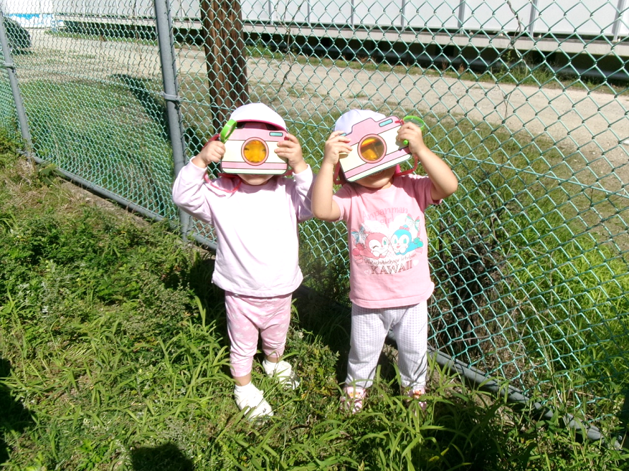 うさぎ組さんは、手作りのカメラを持って、お友だちと写真の撮り合いっこを楽しんでいました♡