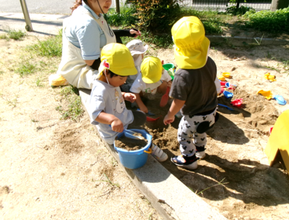 砂遊びに夢中なあひる組さん(・ω<)☆