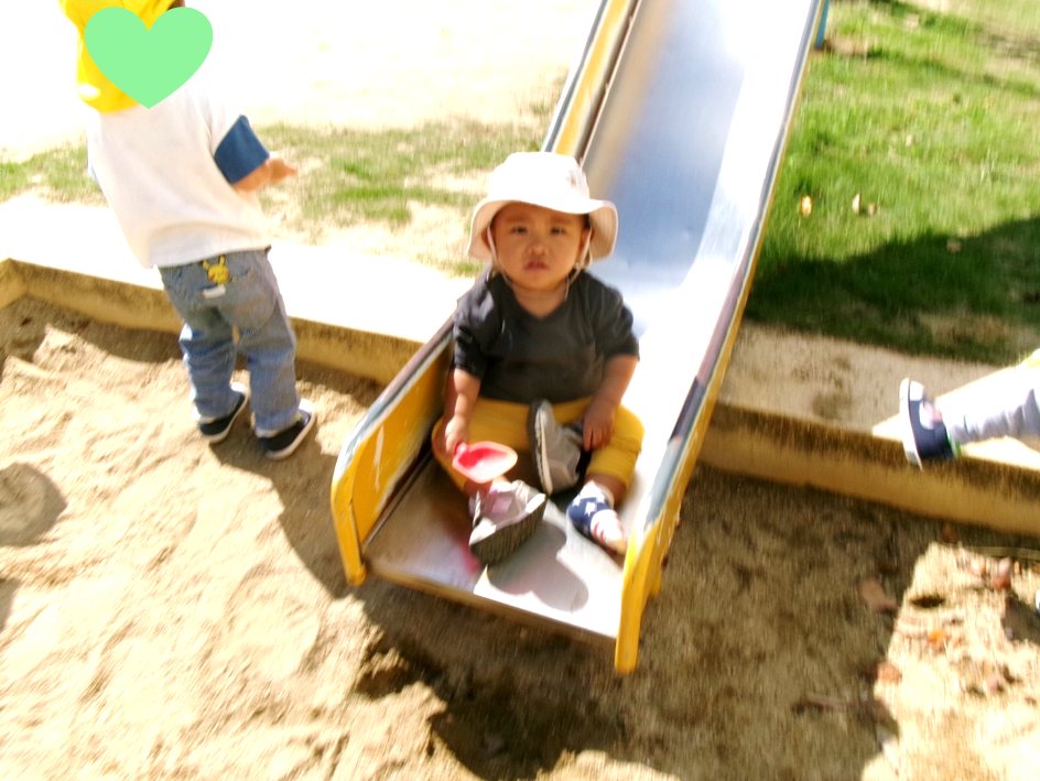 お散歩が大好きなひよこ組さん♪ニコニコ笑顔で、公園内を元気に歩き回っていました(*^o^*)