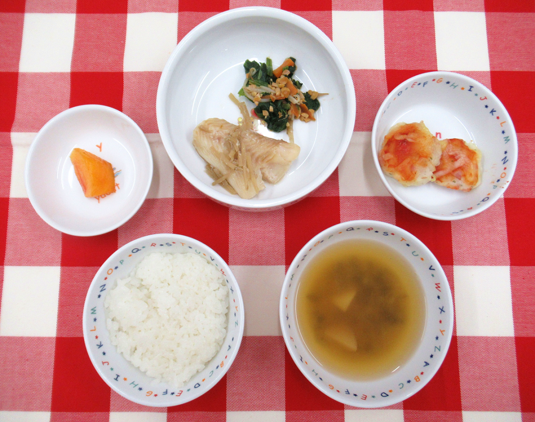 今日の献立♪ご飯、かれいの煮つけ、ほうれんそうの納豆和え、さといものおみそ汁、柿 ポテトピザ(おやつ)