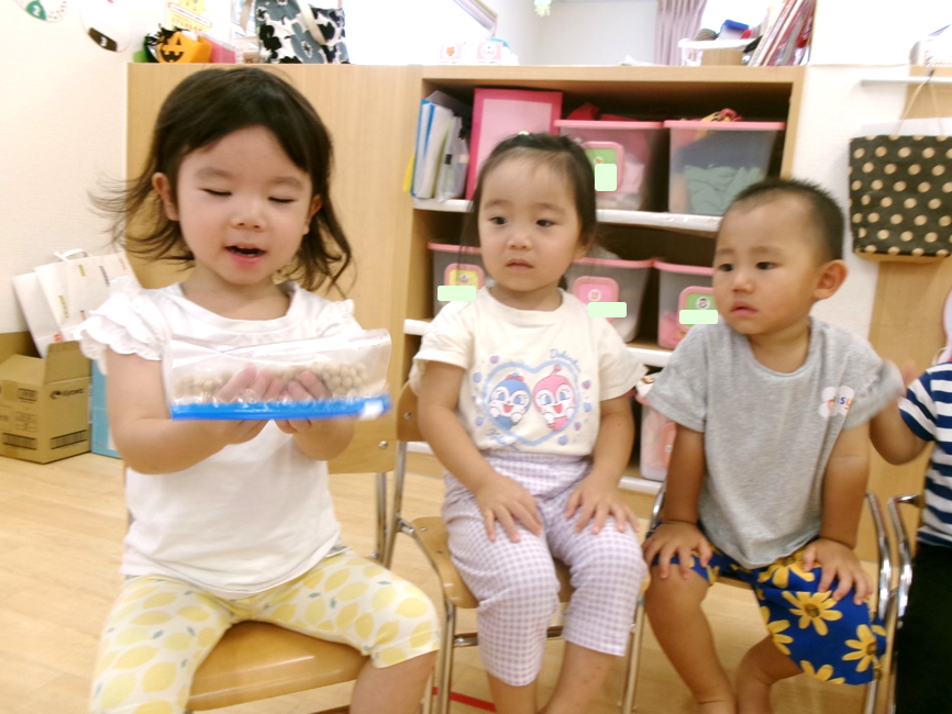 「大豆ってこんな形なんだ！」と、袋越しに触ってみたよ♪