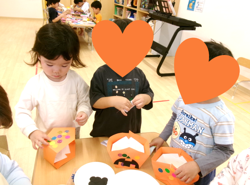うさぎ組さんはハロウィンバッグの製作をしました♪ハロウィンの絵本も楽しんでいます(・◡︎‹ )**