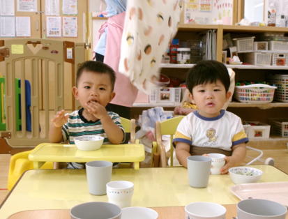 お昼寝後のおやつタイム!今日のメニューは、しらすとほうれん草のおにぎりでした( ˶ˆ⤙ˆ˵ )