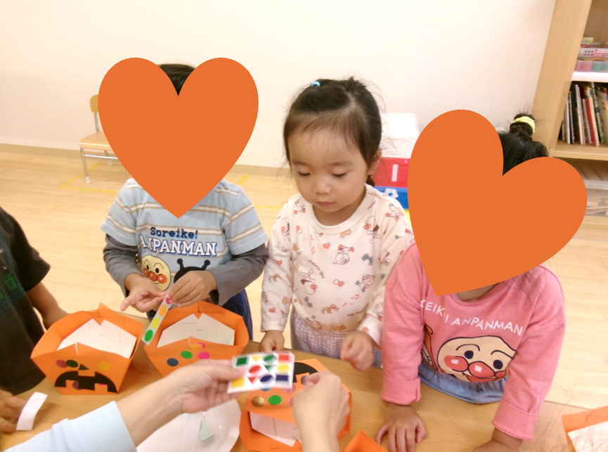 好きなシールを台紙から剥がし、たくさん貼ることができました(⁎˃ᴗ˂⁎)