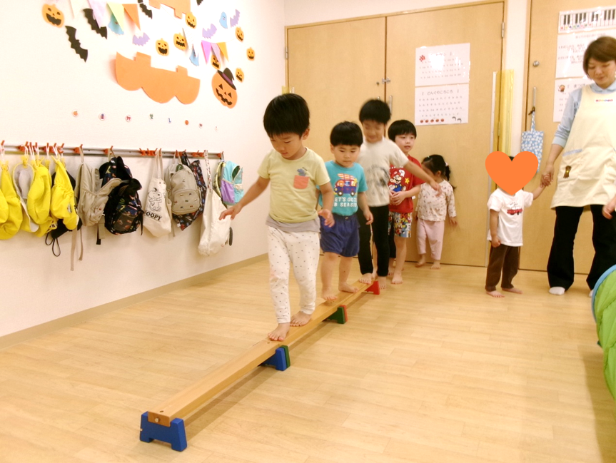 平均台に挑戦!!バランスをとりながら、真剣な表情です(*◔‿◔*)