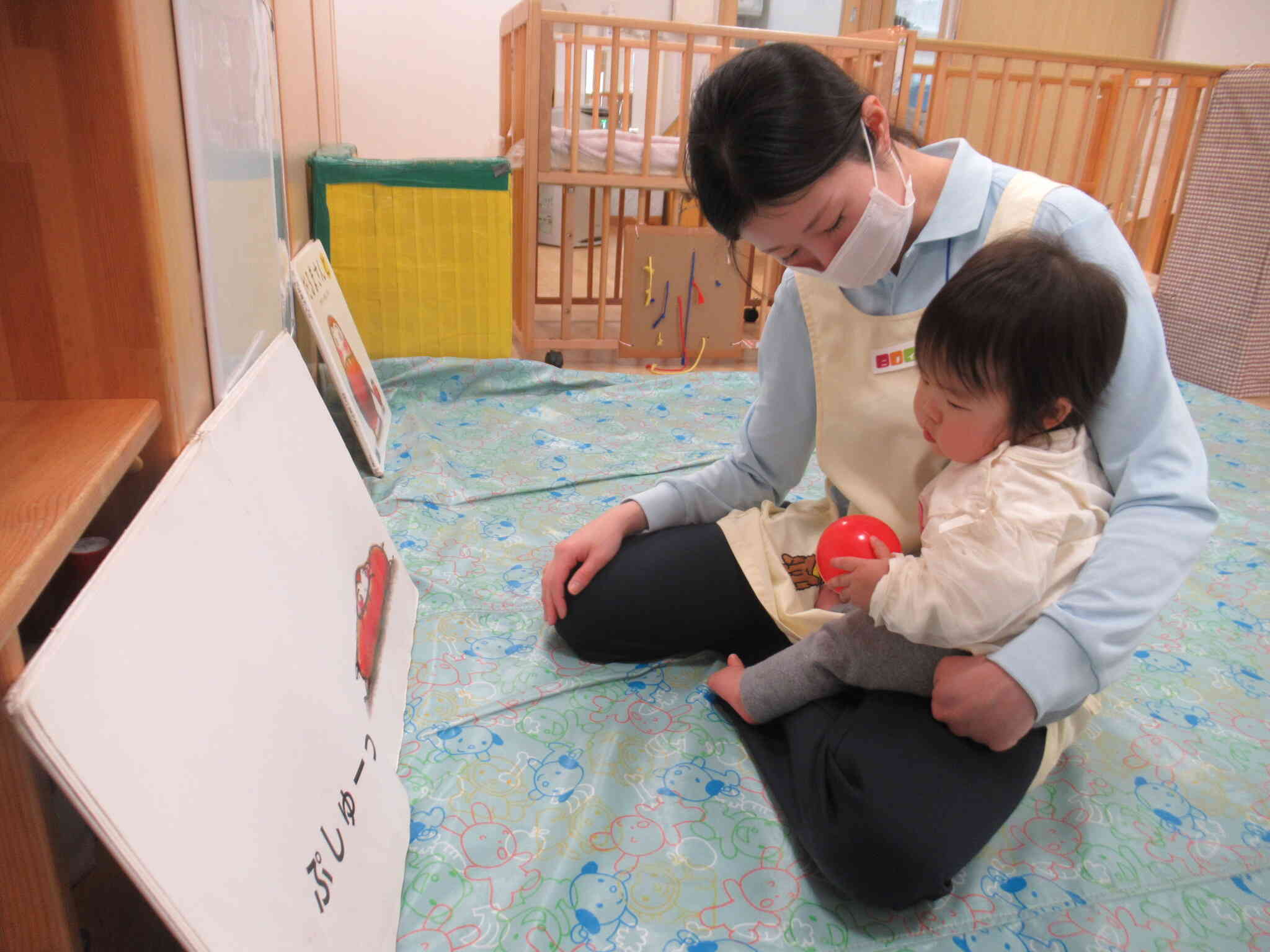 だるまさんだ！　先生と一緒に おっきな絵本見てるのよ　だるまさんも でっかいよ　たのしいね