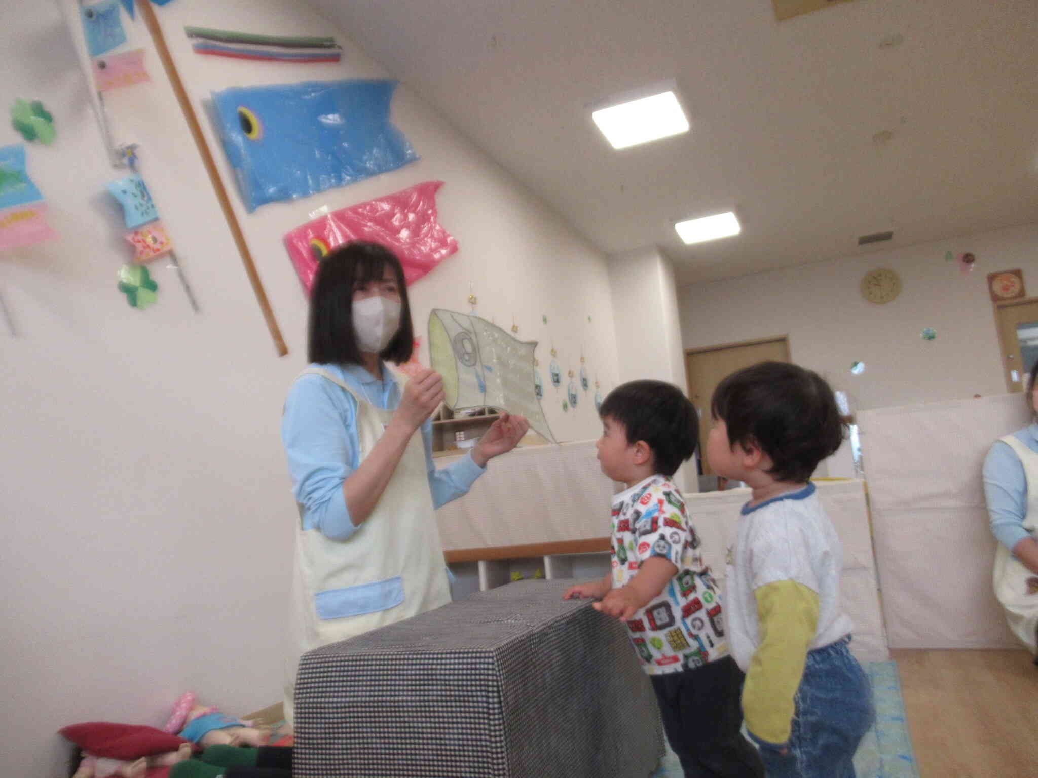 こいのぼりくん よーくみてみたいな　そんなに食べたら でぶっちょになっちゃうよ　　ぼくたちみたいに おっきくなぁ～れ！
