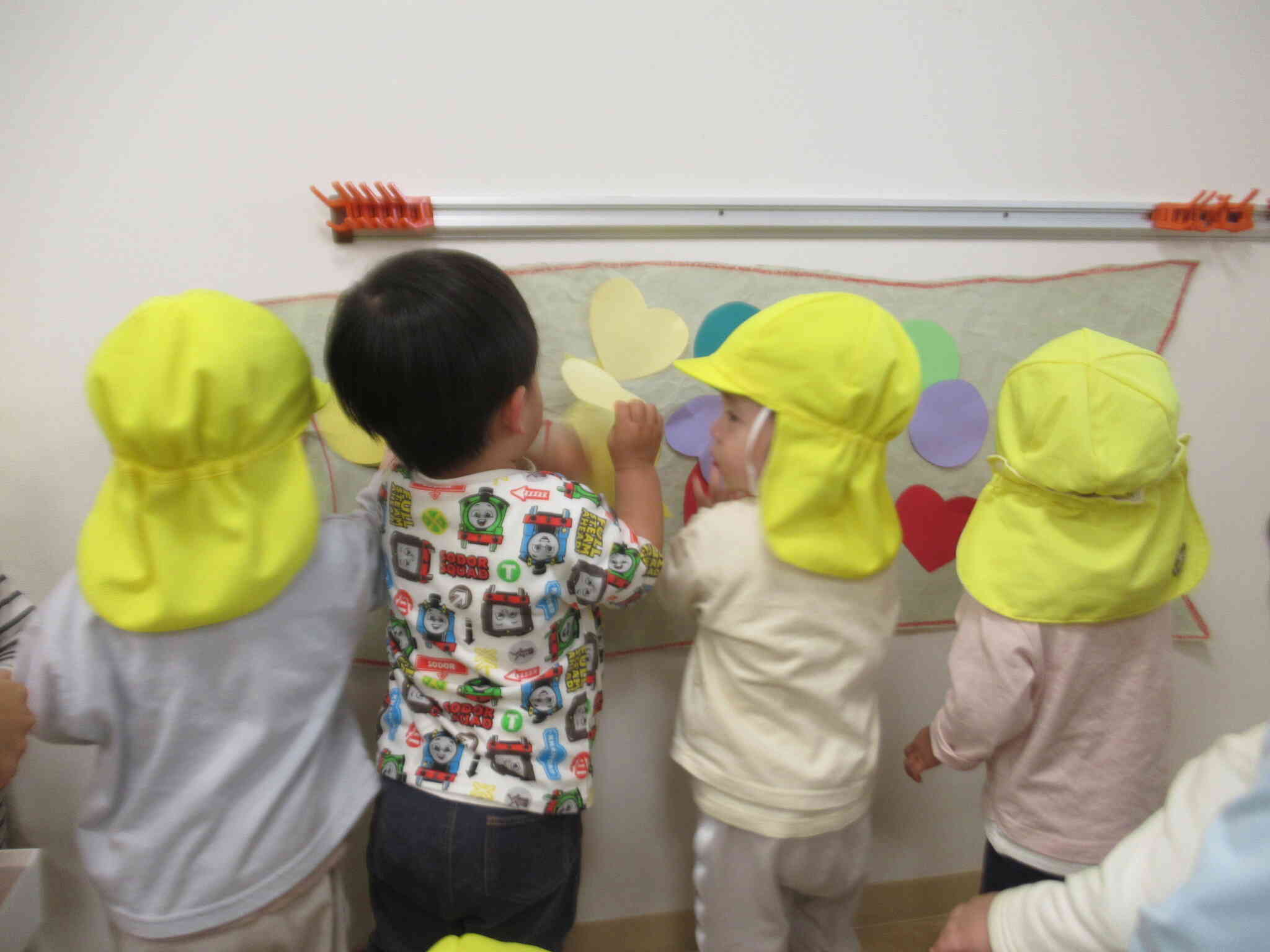 ウロコを つけてあげよう！　ペタペタ ペタペタ　...　　ウロコがないと 泳げないのかな？