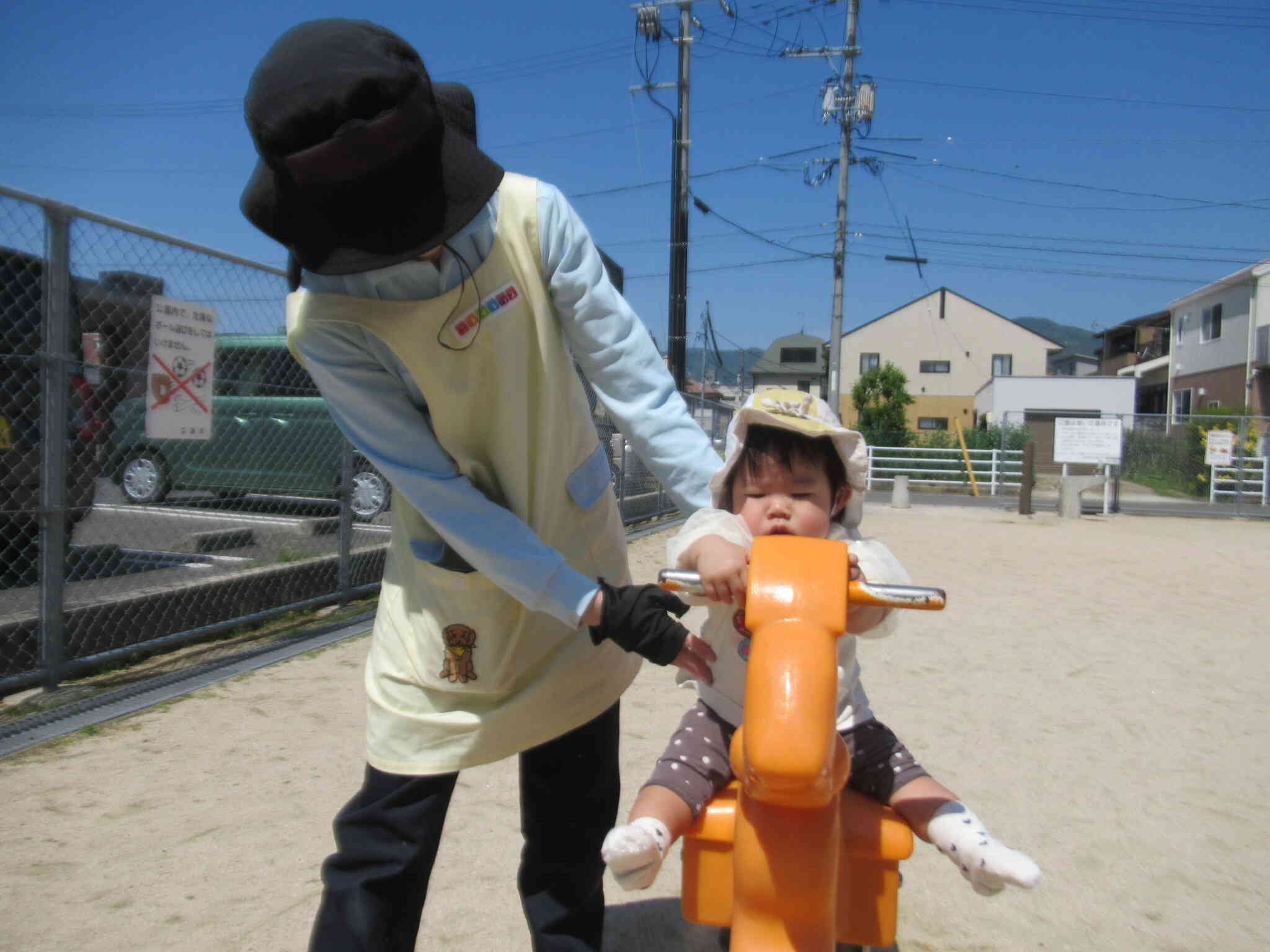 みてみて～　わたし リスのシーソー乗ってるの　　 ゆらゆら ゆらゆら ...　楽しいな