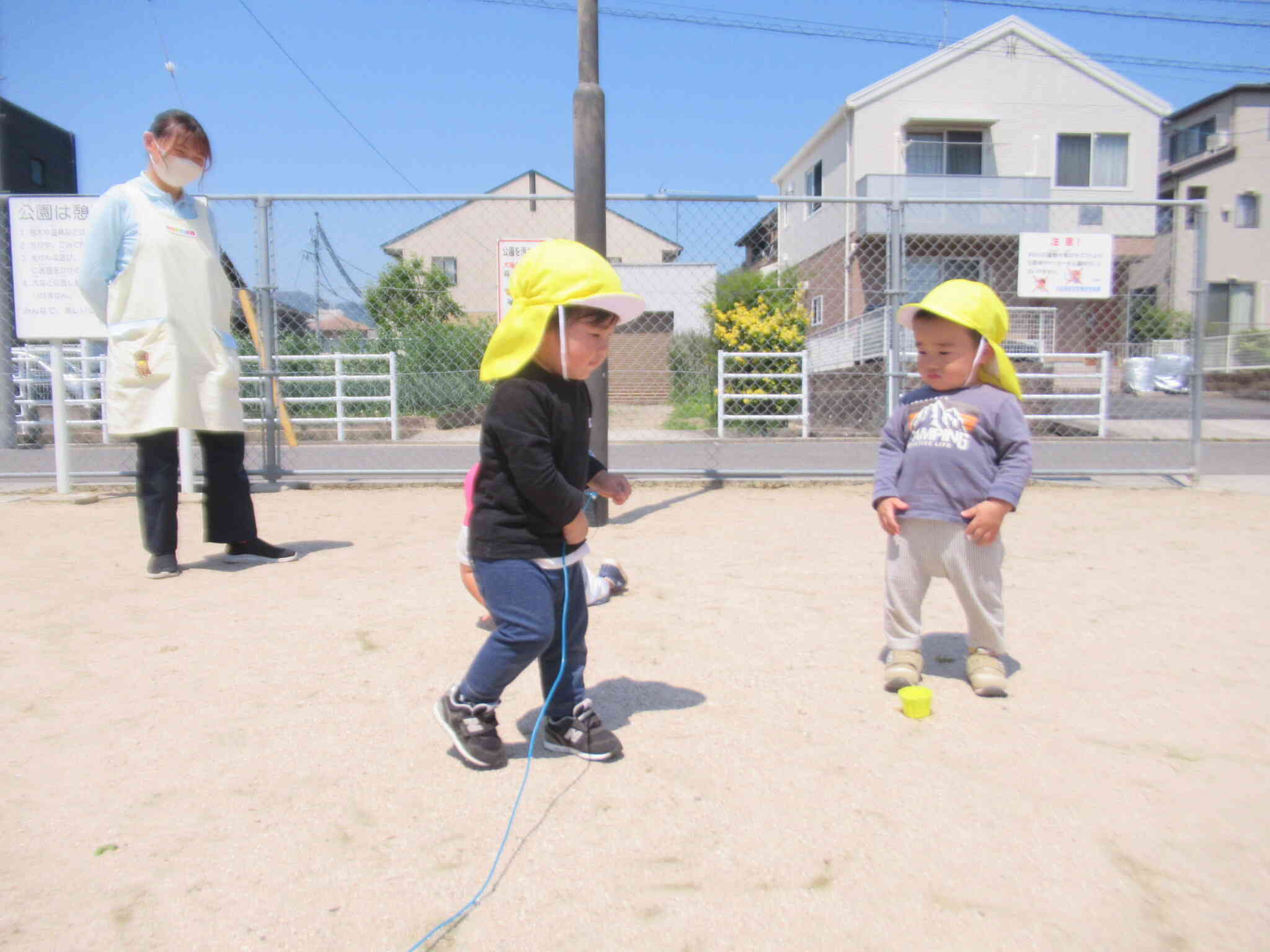 この長い縄の上を どうやって通ったらいいのかな？　...　足を上げて またごうかな　しゃがんで くぐろうかな　かっこよくできたらいいな　... ん～ 難しいな？