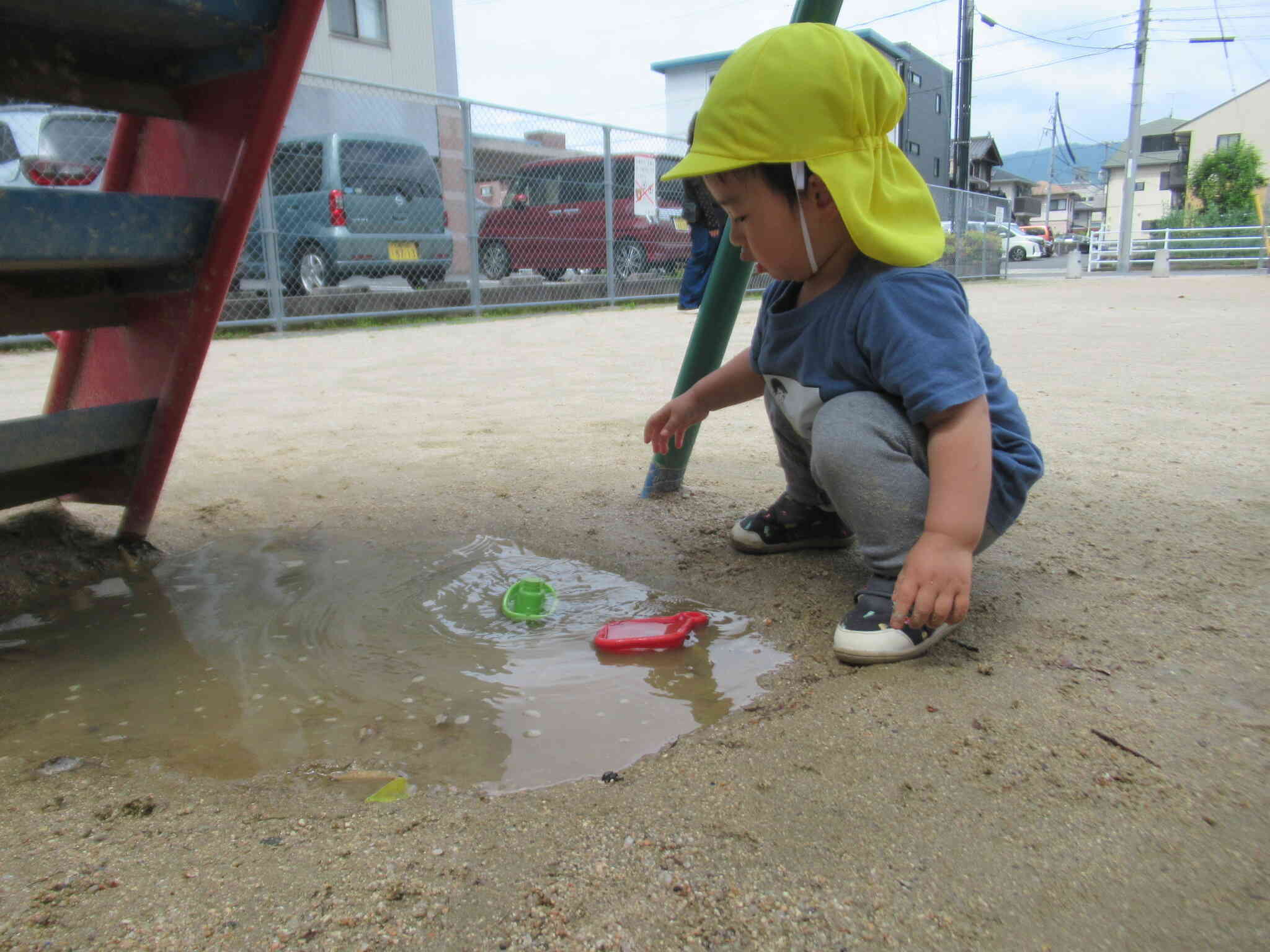 大きな水たまりだ　船とおさかなさんを浮かばせて ...  　なんだか海みたい