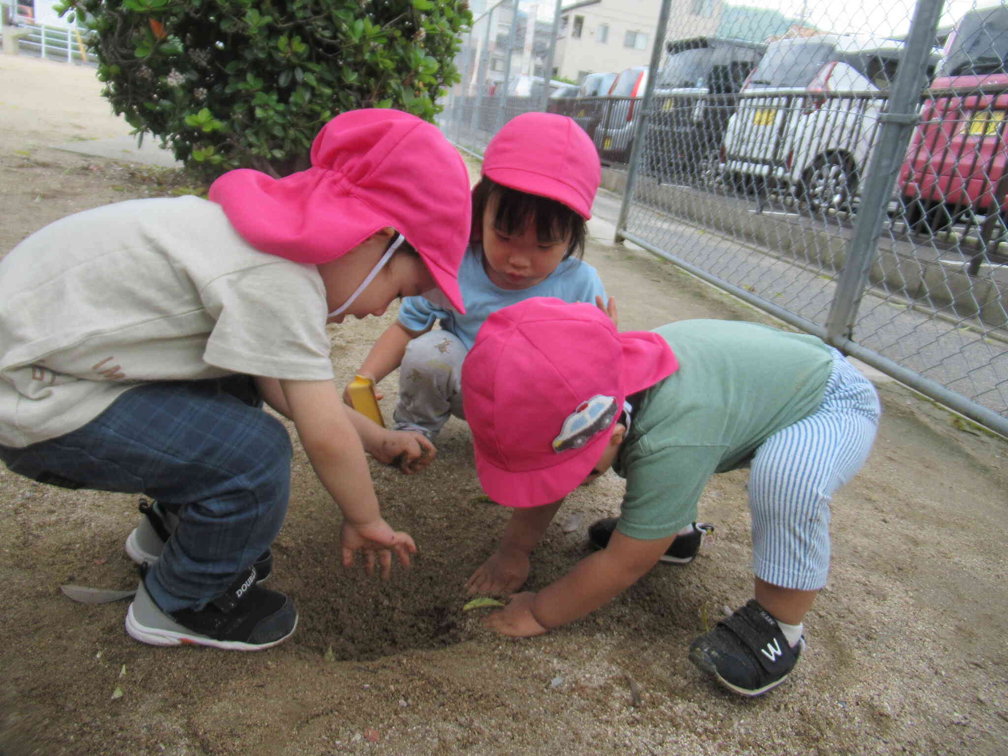 もっと もっと　もーっと でっかい穴にしよ　　まだまだ まだまだ　掘ってやるぞ！
