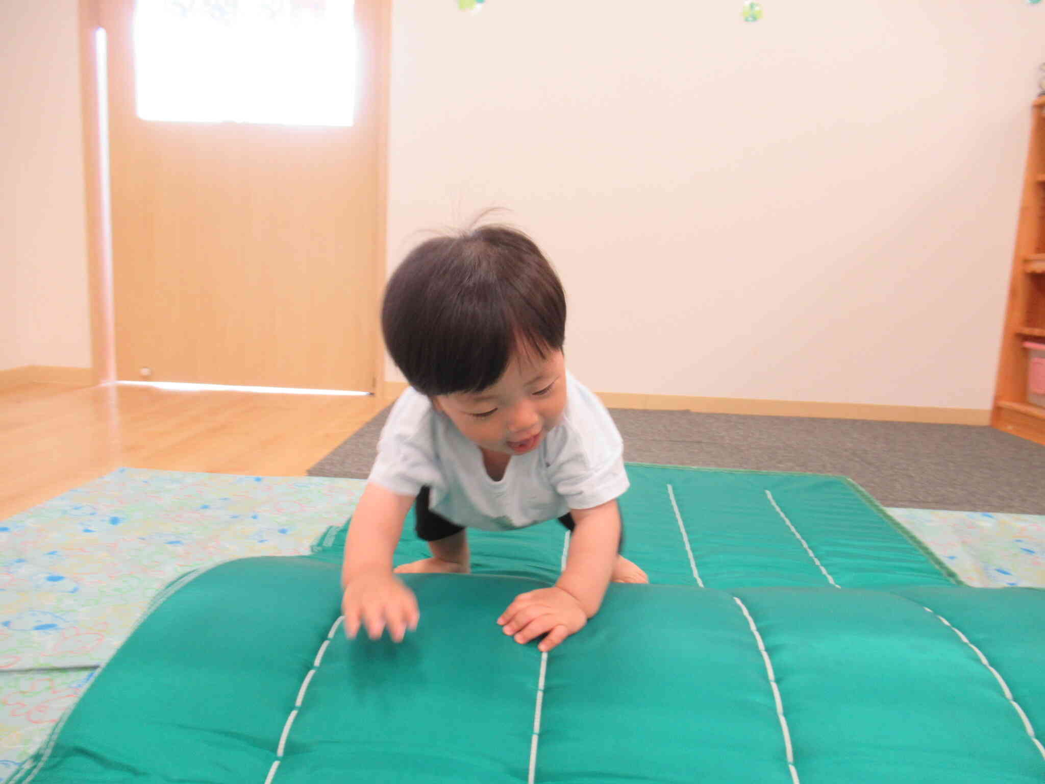 お山を 登ろう