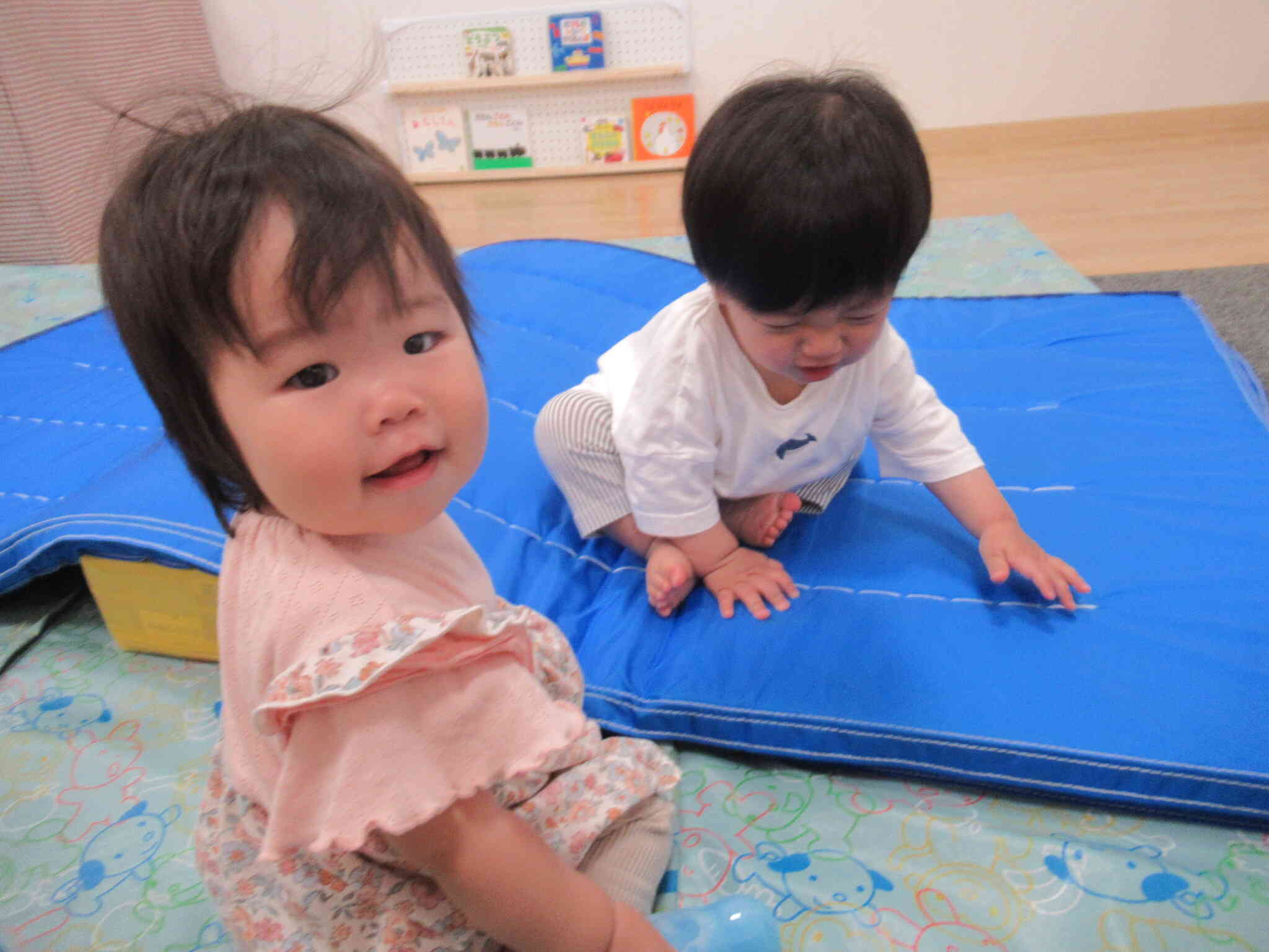 マットで いっぱいあそぼうね ...　だってだって 楽しいんだもん！　　また あそびたいな ...　ねぇ せんせい いいでしょ？