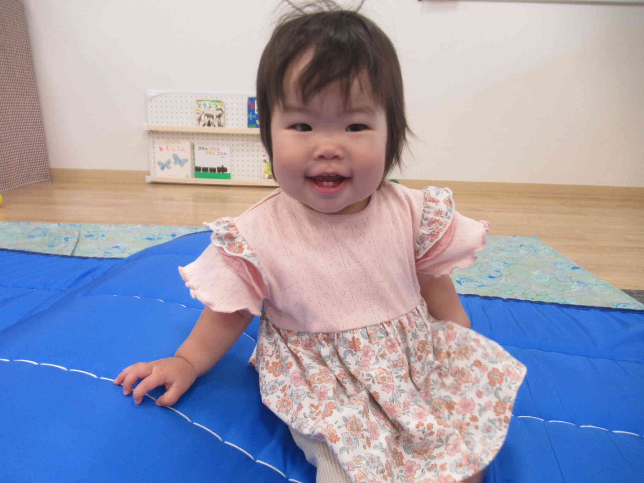 みて～　お山のうえ なかなかいいじゃん！　座ってみたら ...　　いい眺め　ふふっ