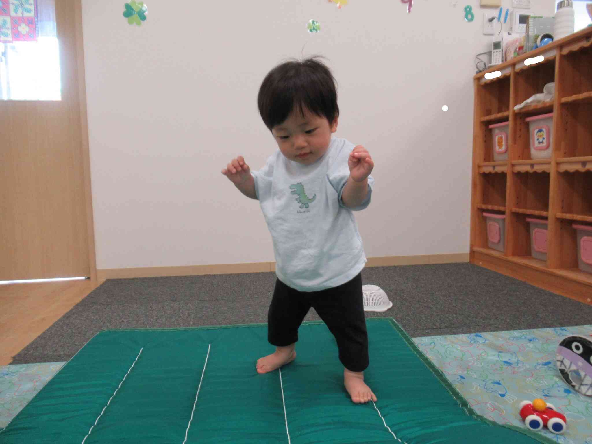 今度は ぼく歩いてみるよ　がんばるぞ～！　おいっちに おいっちに ...　ねーねーみてよ　ここまできたよ