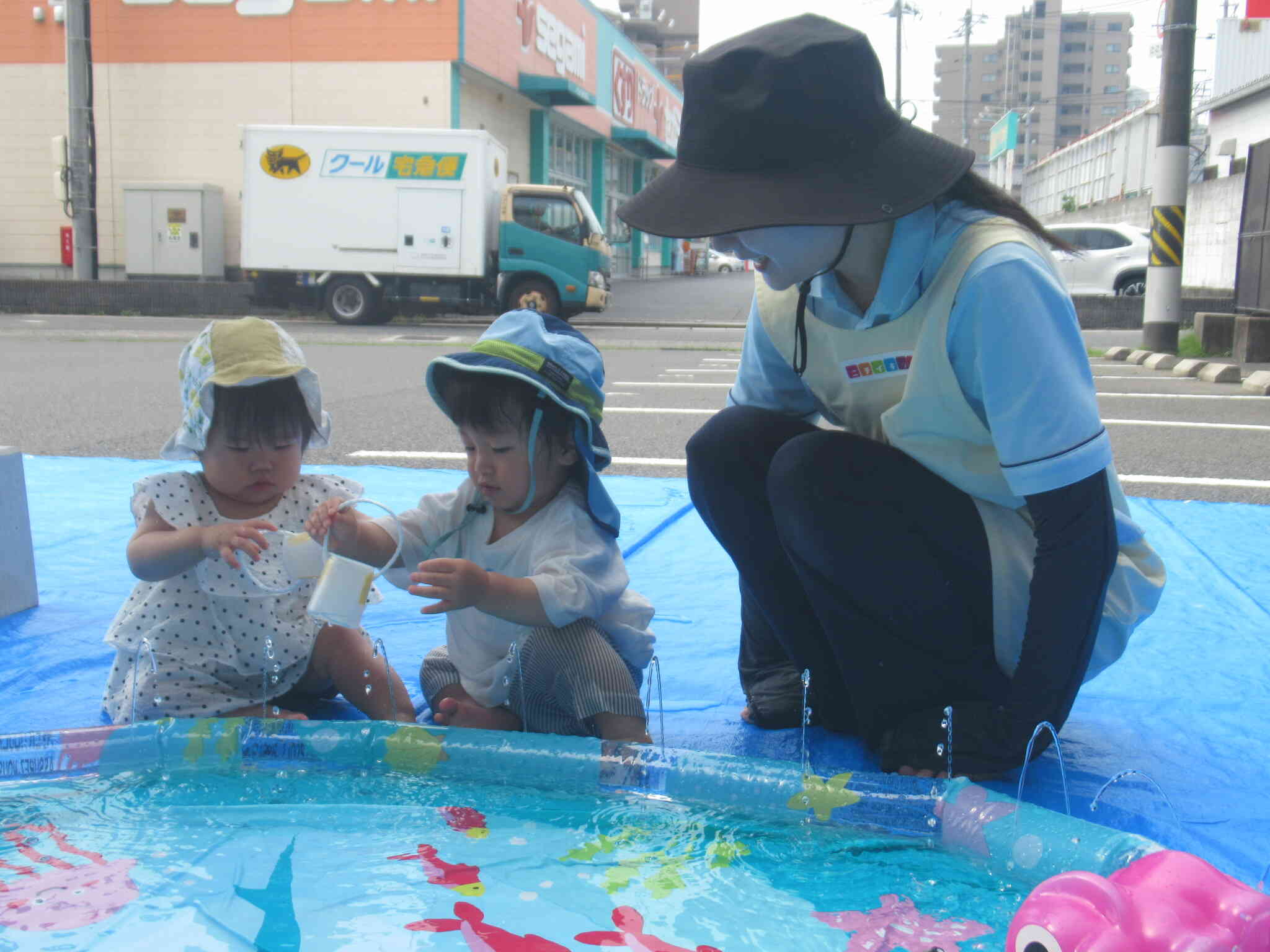 みてみて カップにお水いれてみたよ　 すっごいね！　私も やってみよっかな ～　 