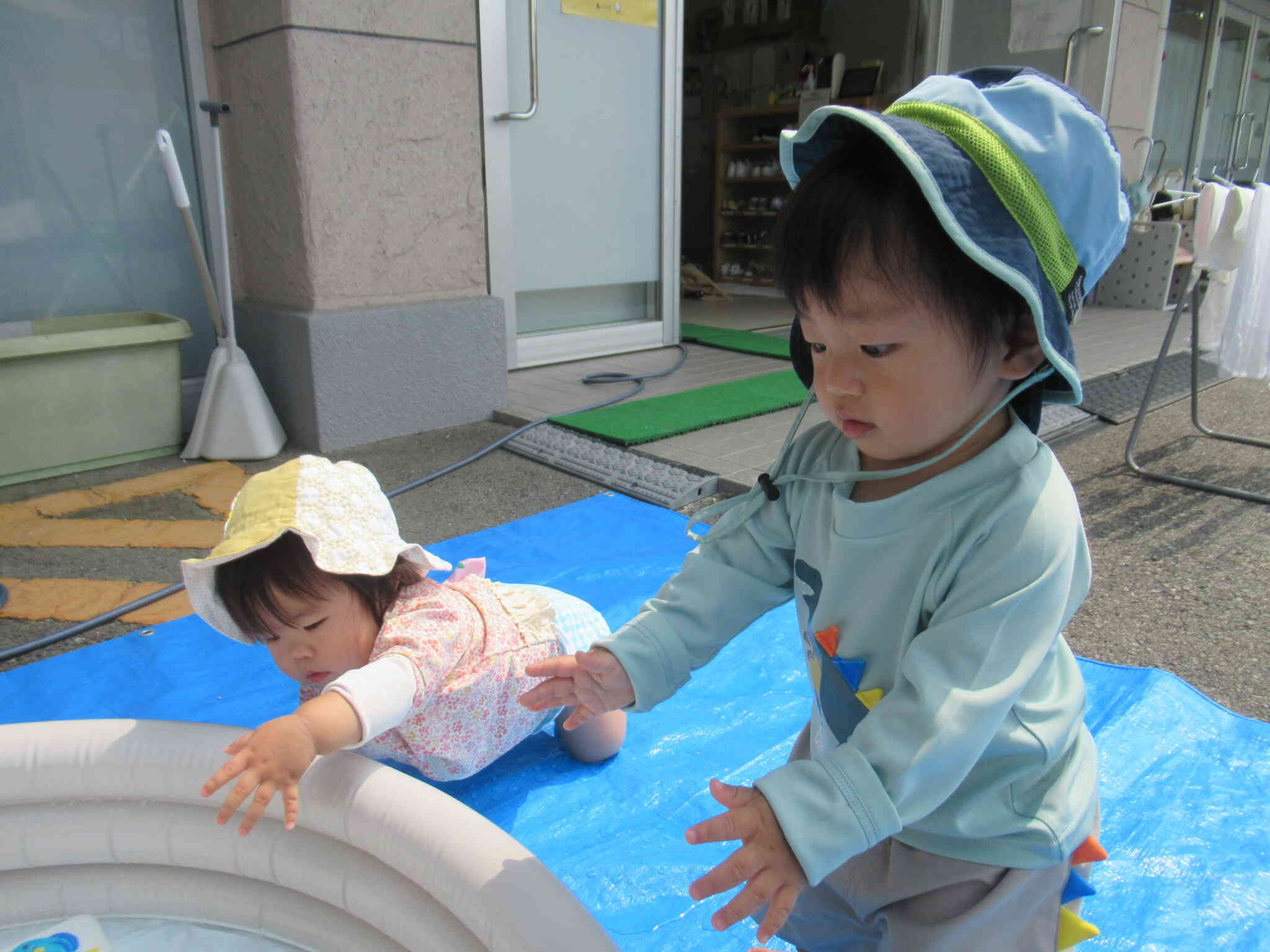 わぁ～！　プール！　　お水 パチャパチャ ...　きもちいいな～　　ほんとほんと！？