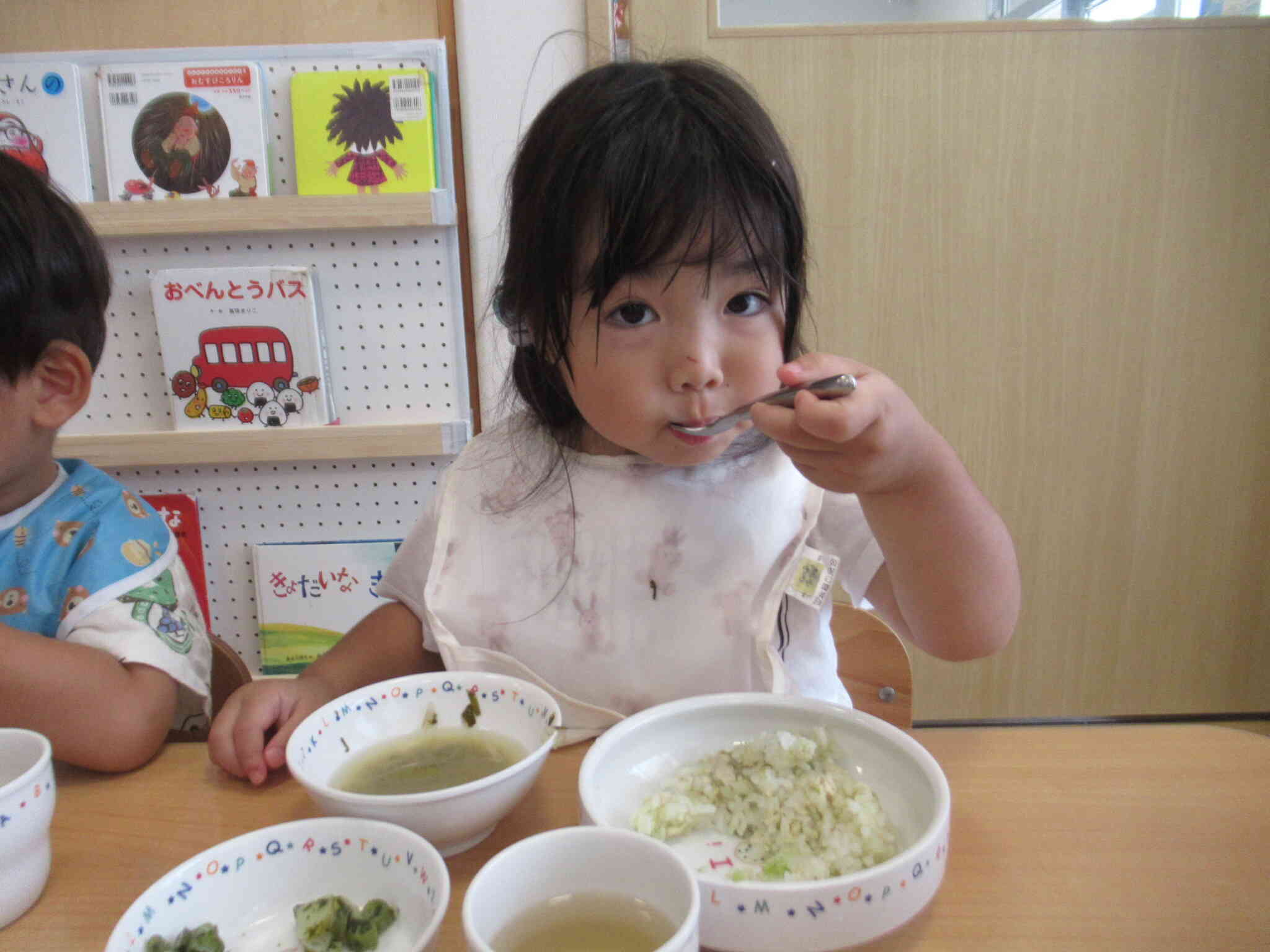 さっそくそらまめごはんをパクッ！　う～ん おいしい～！