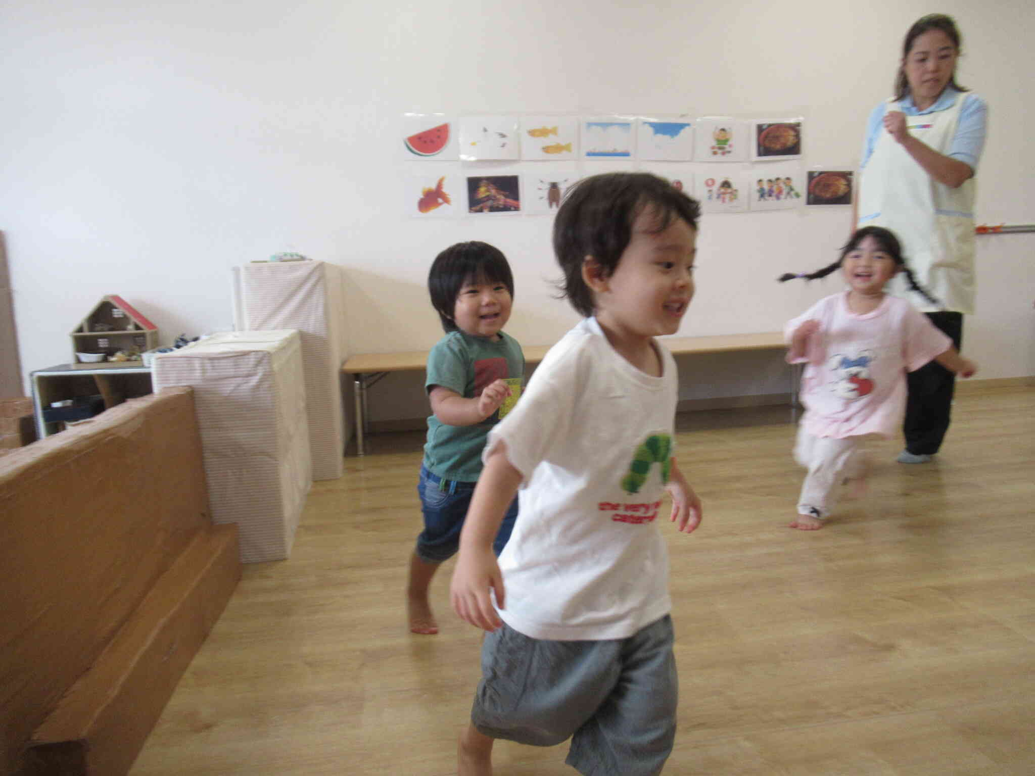 音に合わせて遊んでみよう　　まずは走ってみるよ …　音が止まったら 一緒に止まれるかな