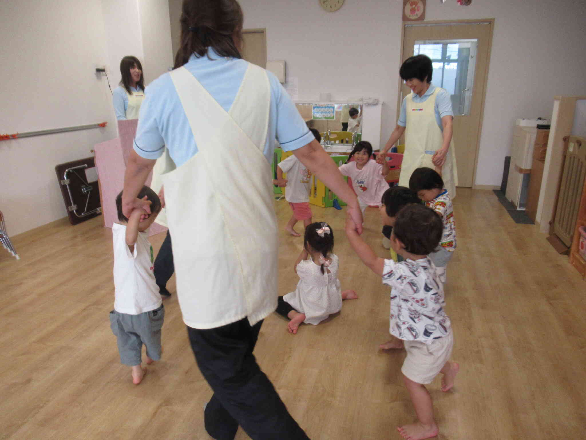 みんなで 手をつないで「 か～ごめ かごめ ... ♪ 」