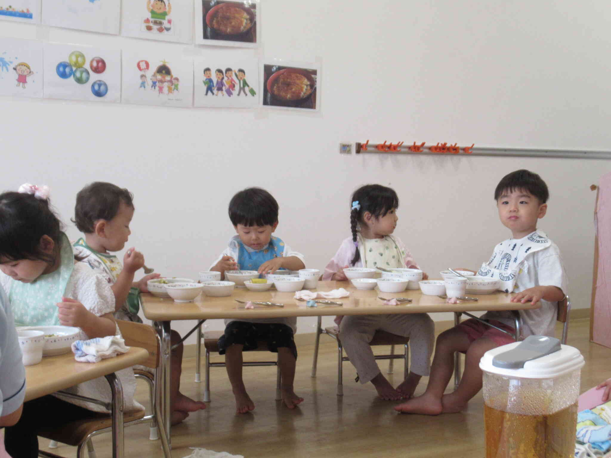 大好きな給食の時間　　...　見られていることも 何もしらない子どもたち…　ぱくぱく完食