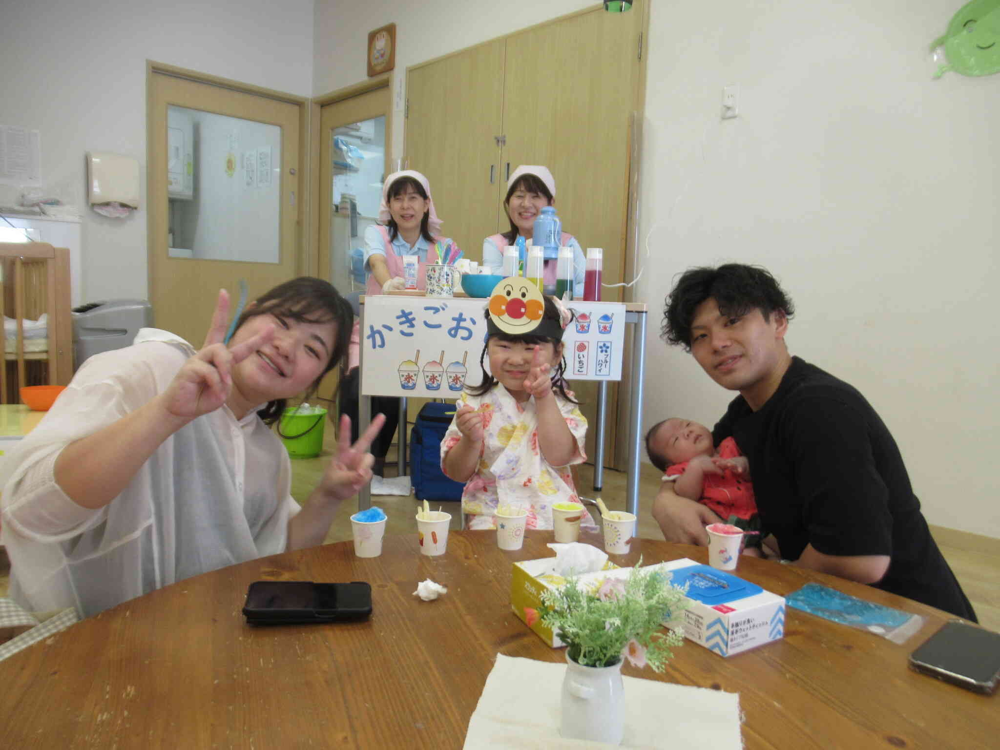 ポテト・ウインナー・かき氷コーナー　　チケットで交換して イートインコーナーで ひとやすみ ...　「おいしいね～」「たのしかったね～」