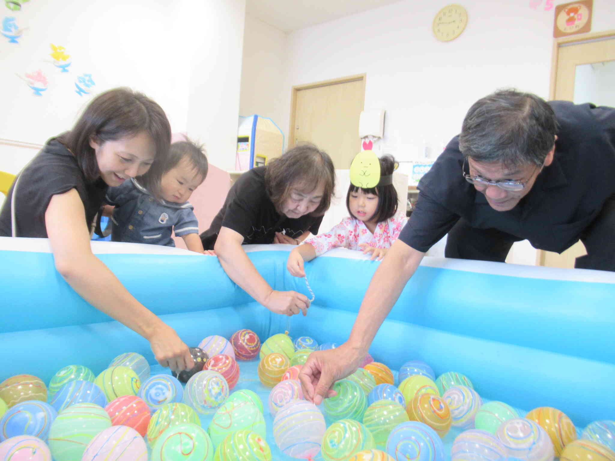 ヨーヨーつりコーナー　　おじいちゃんも おばあちゃんがも ...　ママも ..　ぼくのヨーヨー 釣ってくれてるの？　がんばって～　だけどね そっちのじゃなくて こっちのヨーヨーが いいんだけどな