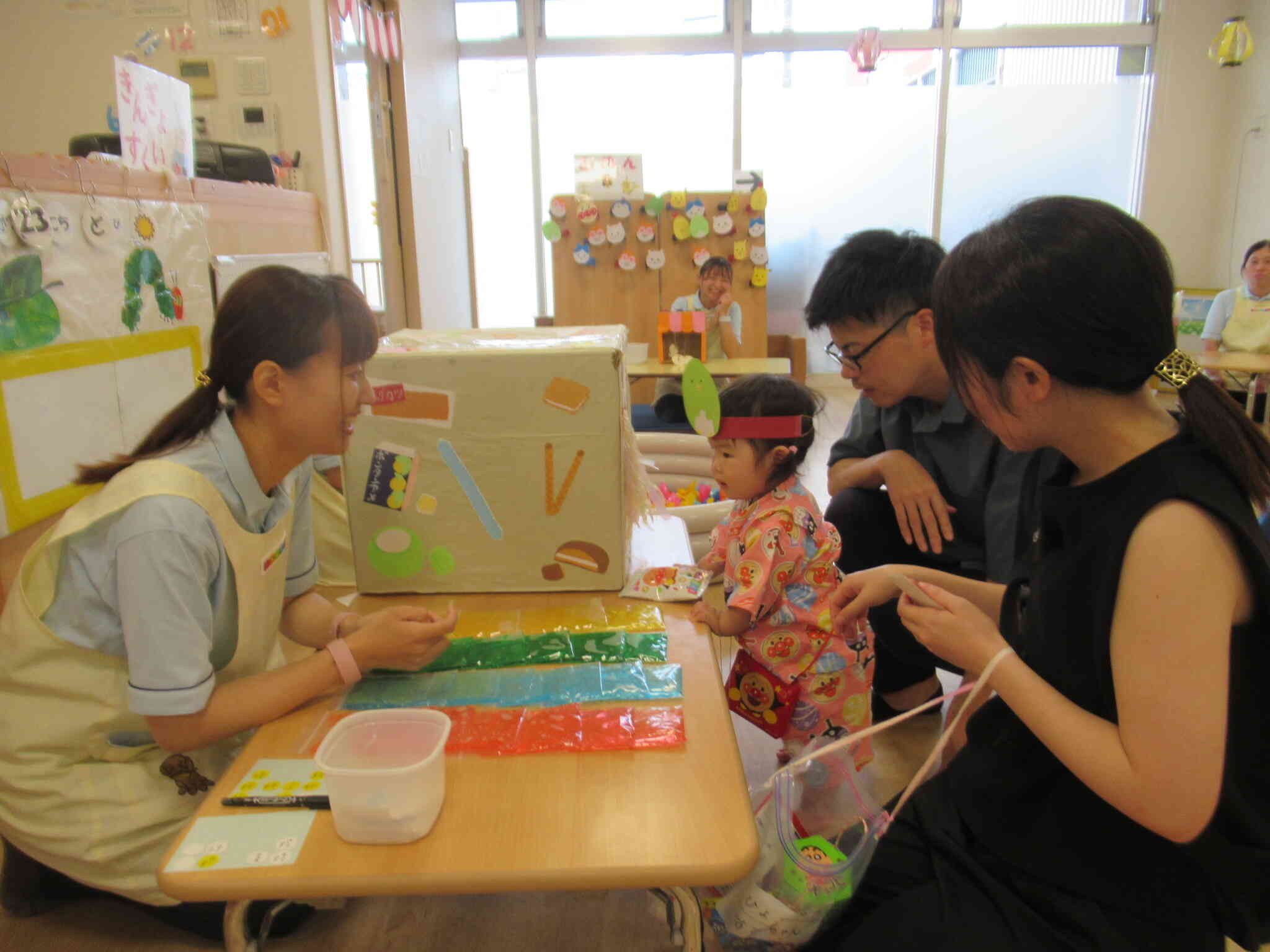 お菓子づかみコーナー・スライムコーナー　　箱の中には お菓子がいっぱい  ...　つかんだお菓子は な～にかな？　お好きな色の スライムをどーぞ ...　ぐにゅぐにゅ楽しんであそんでね